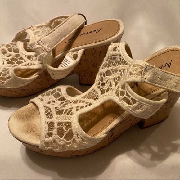 Women’s Beautiful American Eagle White Lace Sandals Summer Heels Size 6 - Picture 2 of 12